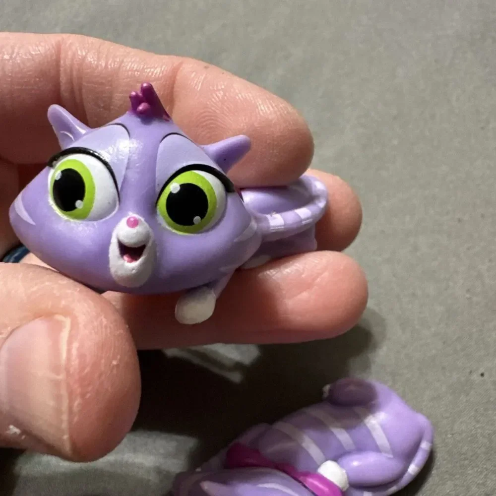 Lot Of 2 Disney Puppy Dog Pals Hissy‎ The Purple Cat Travel Pets Figure Toy